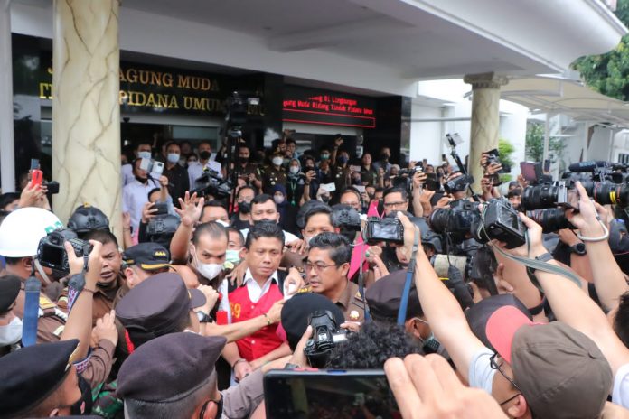 Tersangka fs saat memberikan keterangan kpd awak media