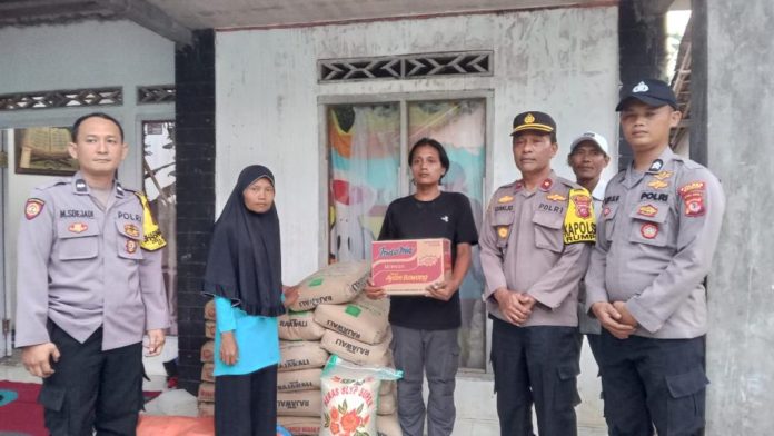Kapolsek Kompol Sumijo memberikan bantuan kepada warga yang rumahnya runtuh