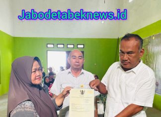 Kantor Pertanahan Kabupaten Pandeglang Salurkan Sertipikat PTSL kepada Masyarakat Desa Mendung